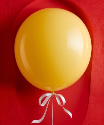 żółty balon napompowany helem