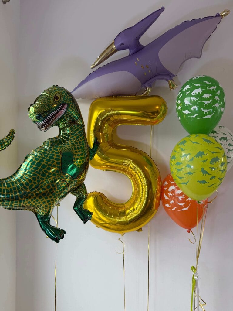 Balony z dinozaurami i cyfrą 5