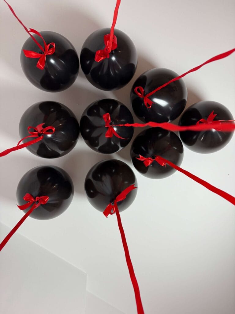 czarne balony po sufitem