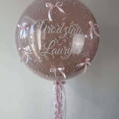 Duży szklany balon z personalizowanym napisem i kokardkami na urodziny