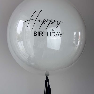 Duży balon z napisem "Happy Birthday"