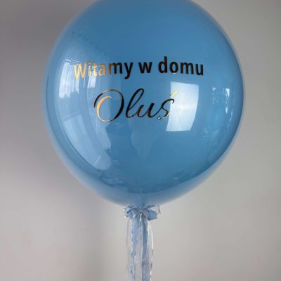 Duży balon z personalizowanym napisem na powitania dziecka