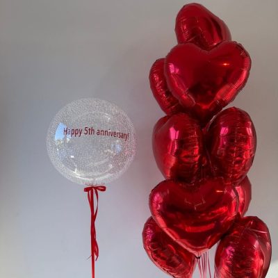zestaw balonów na rocznice :bukiet z foliowych balonów serca czerwone i jeden duży balon personalizowany ze styropianem w środku