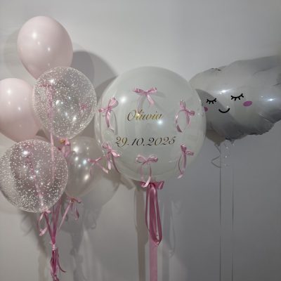 zestaw balonów na narodziny z chmurką i dużym białym personalizowanym balonem