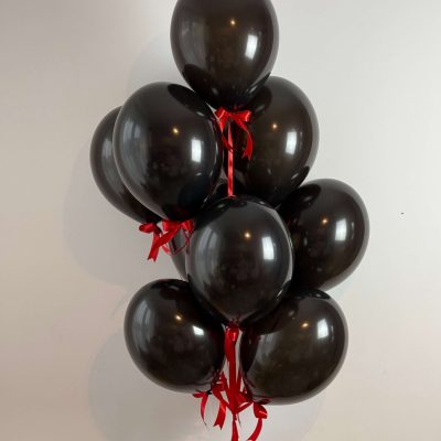 bukiet balonów z czerwonymi kokardkami