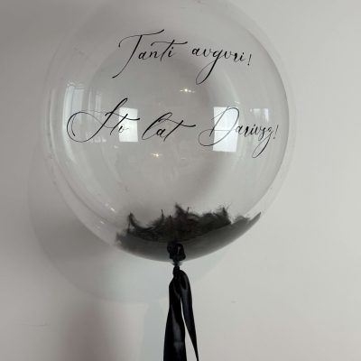 Duży czarny balon z napisem i piórkami