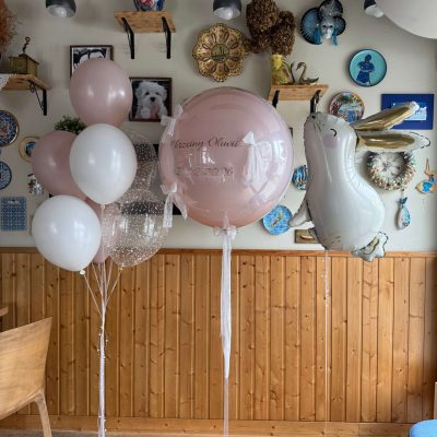 Pastelowy zestaw balonów na chrzest z dużym balonem z kokardkami