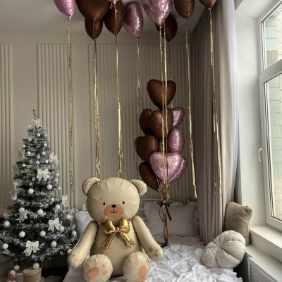 Biały miś z sercami