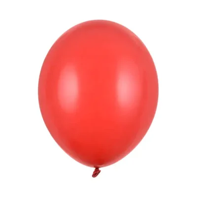 Czerwony balon na białym tle